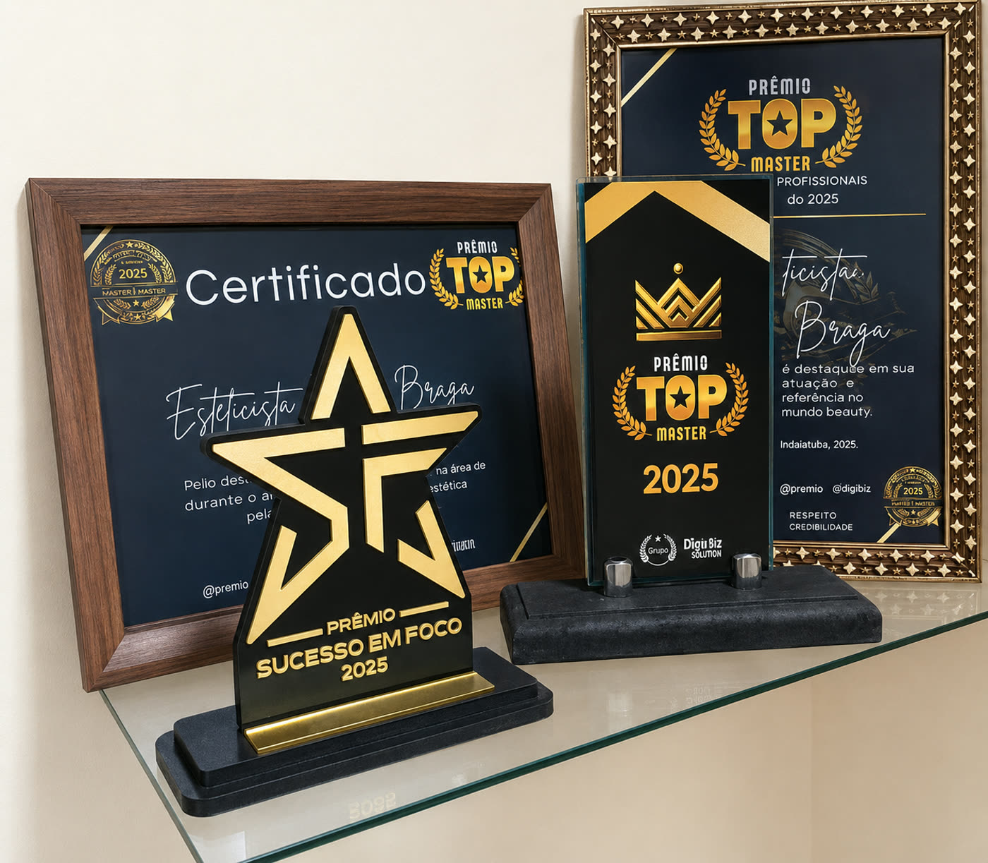 Troféus e certificados conquistados por Bruna Braga: Prêmio TOP Master 2025 e Prêmio Sucesso em Foco 2025